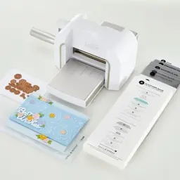 Zeige Details für Spellbinders Platinum SCOUT Stanz- & Prägemaschine mit Zubehör, klappbar, 3,5" Plattform Bild von Spellbinders Platinum SCOUT Stanz- & Prägemaschine mit Zubehör, klappbar, 3,5" Plattform